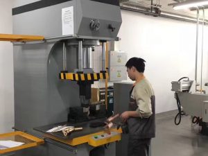 Japan Client Testing Hydraulic Press Machine i vores fabrik